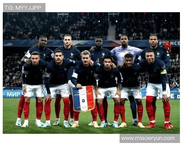 当两位绿茵巨星在赛场中央紧紧握手瞬间传递尊重与友谊