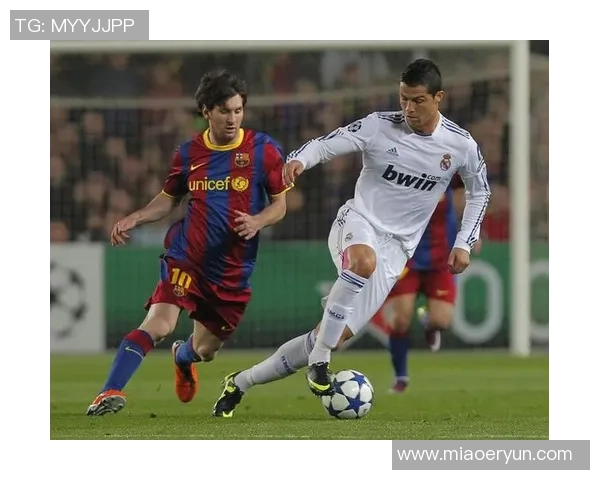 足球球星的萌宠们：从C罗到梅西，他们的宠物生活大揭秘